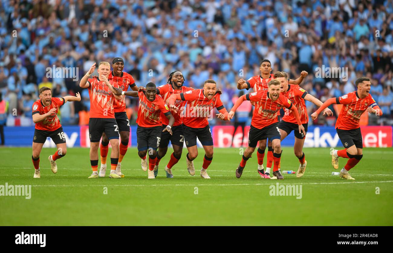 Londres, Reino Unido. 27th de mayo de 2023. 27 de mayo de 2023 - Coventry City v Luton Town - Sky Bet Championship - Play Off - Final - Wembley Stadium Los jugadores de Luton Town celebran la victoria de la tanda de penaltis en la final de play-off del Sky Bet Championship en el Wembley Stadium, Londres y el ascenso a la Premier League. Crédito de la imagen: Mark Pain/Alamy Live News Foto de stock