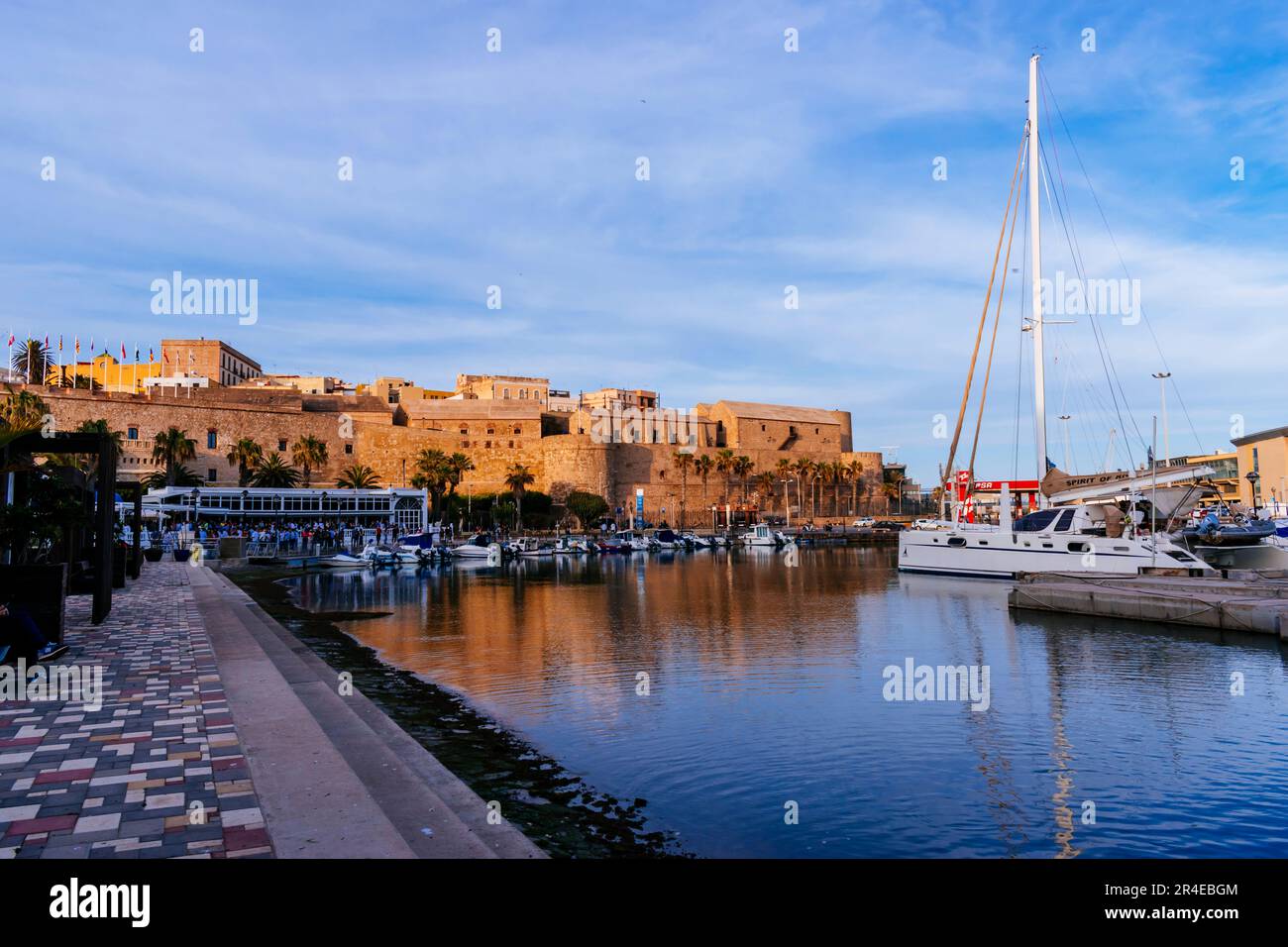 Puesta de sol vista desde el muelle de pesca. El Frente Naval, Frente