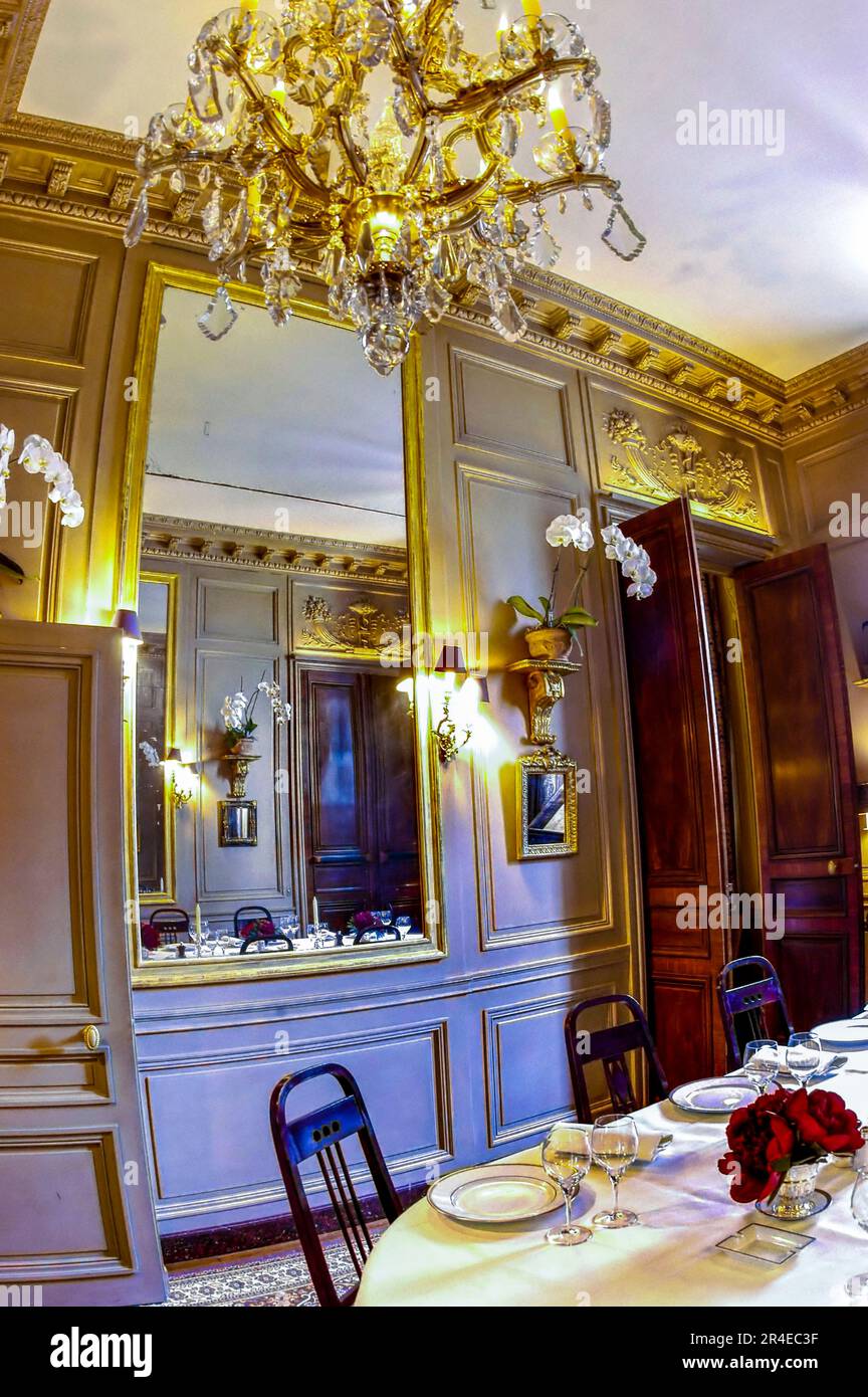 PARIS - Restaurante de alta cocina - L'Ambroisie, 9, Place des Vosges, 75004, 19th c. Salón interior Comedor Foto de stock