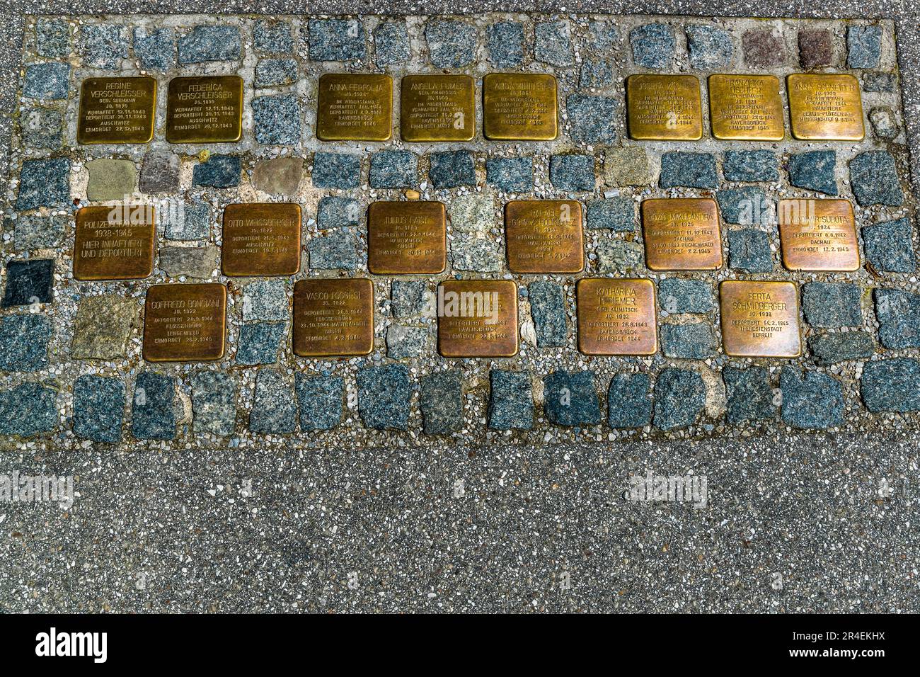 Stolpersteine (tropiezos) conmemora a los judíos asesinados en el Tercer Reich en su antiguo lugar de residencia en Salzburgo, Austria Foto de stock