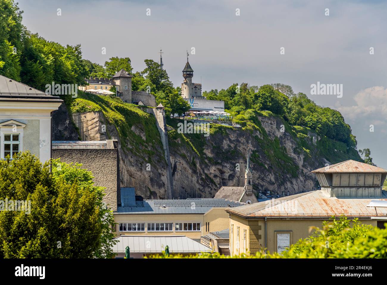 Vista del Mönchsberg con el Museo de Arte Moderno de Salzburgo, Austria Foto de stock
