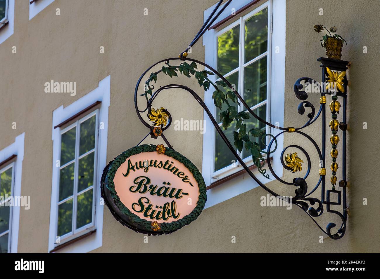 Antiguo signo y signo de gremio Augustinger Brau-Stübl en el monasterio de Mülln, entrada trasera Augustinergasse, Salzburgo, Austria Foto de stock