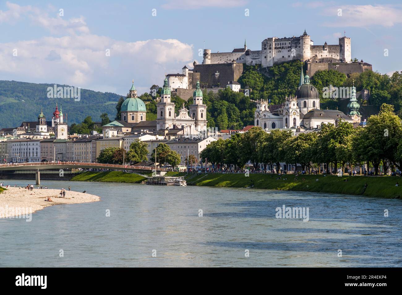 Vistas a la ciudad de Salzburgo con la fortaleza Hohensalzburg y el barrio de la catedral. Salzburgo, Austria Foto de stock