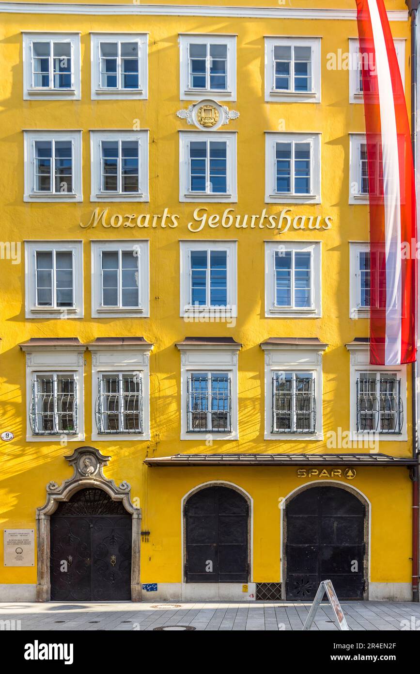 Lugar de nacimiento de Wolfgang Amadeus Mozart en Getreidegasse 9 en Salzburgo, Austria. La familia Mozart vivía en el piso 3rd. Mozart nació el 27 de enero de 1756 Foto de stock