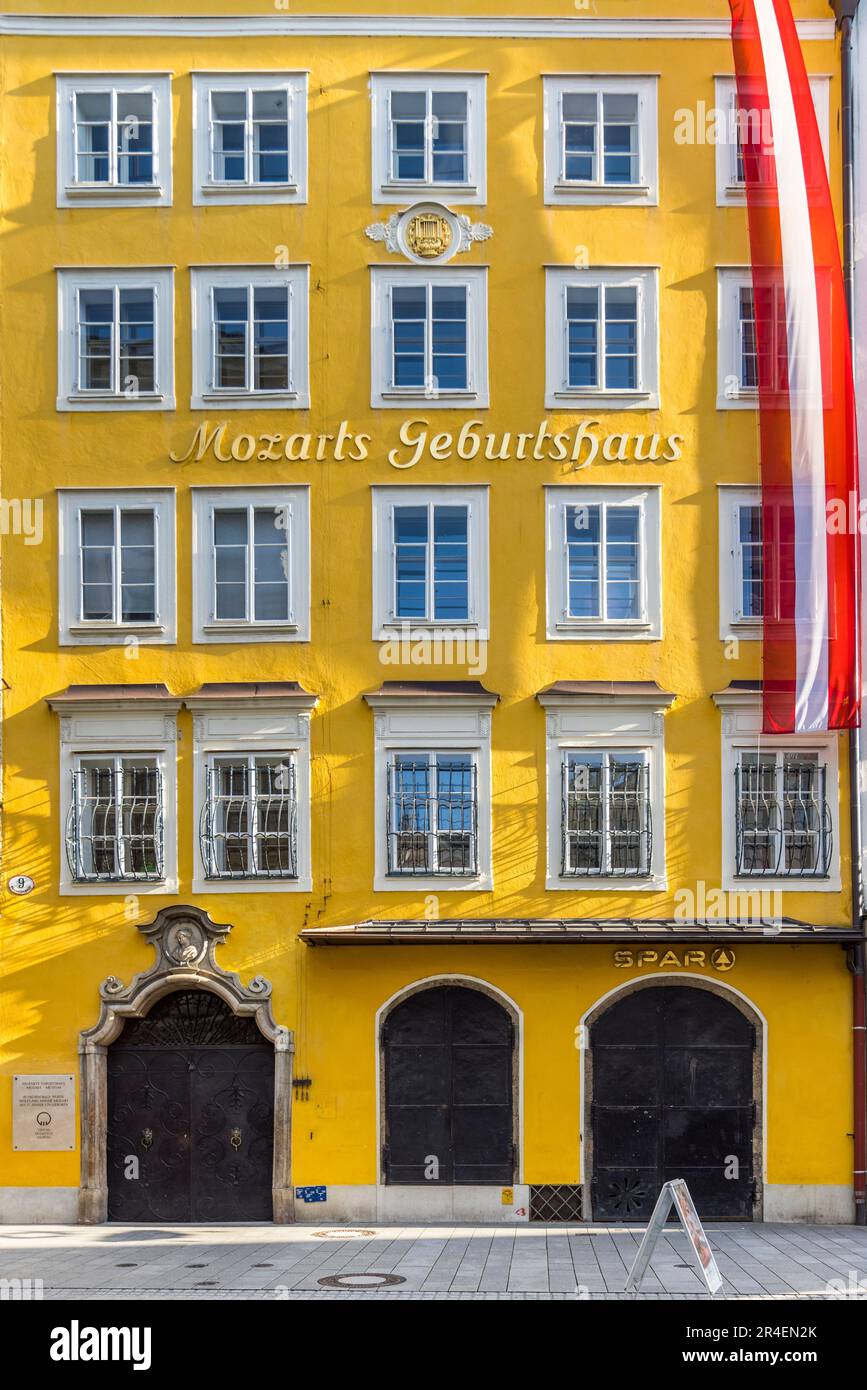 Lugar de nacimiento de Mozart en Getreidegasse 9 en Salzburgo. Hasta 1994, el primer piso albergaba una delicatessen y sucesor directo de la 'Alte Hagenauerische Specereywarenhandlung'. Hoy en día, la cadena de supermercados SPAR suministra a turistas de todo el mundo bebidas y aperitivos aquí. Salzburgo, Austria Foto de stock