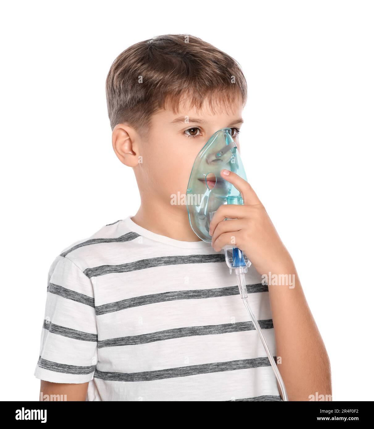 Niñito en una máscara, tratamientos del tracto respiratorio con un  nebulizador en casa. El bebé se sienta con un nebulizador en su boca,  inhalador, tratamiento de bronquitis Fotografía de stock - Alamy