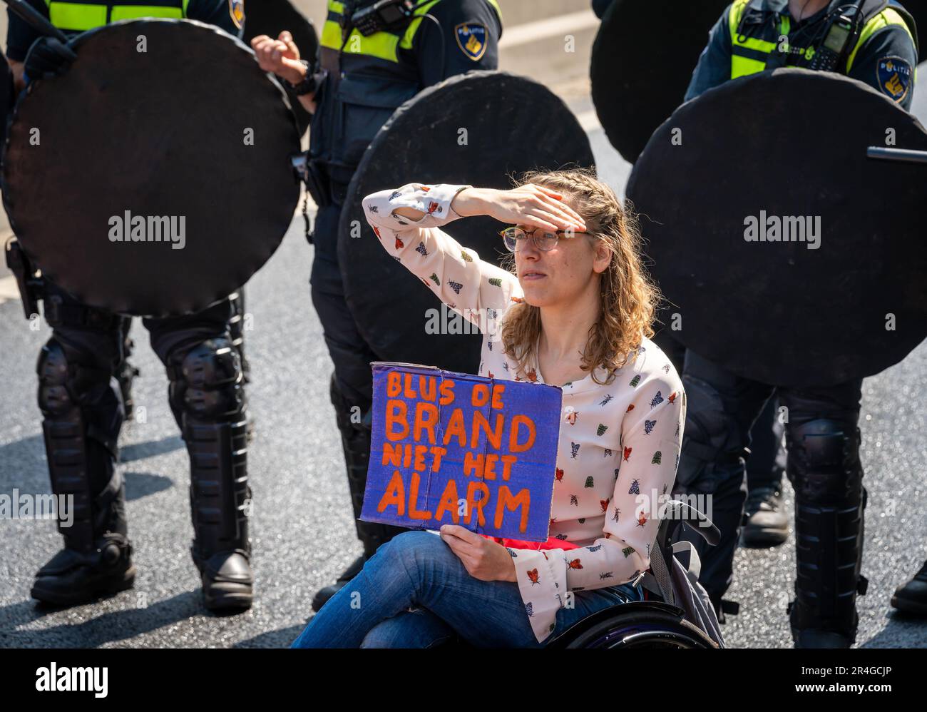 La Haya, Países Bajos, 27.05.2023 años, Activista del clima con pancarta durante la acción de protesta del movimiento Rebelión de Extinción en La Haya Foto de stock