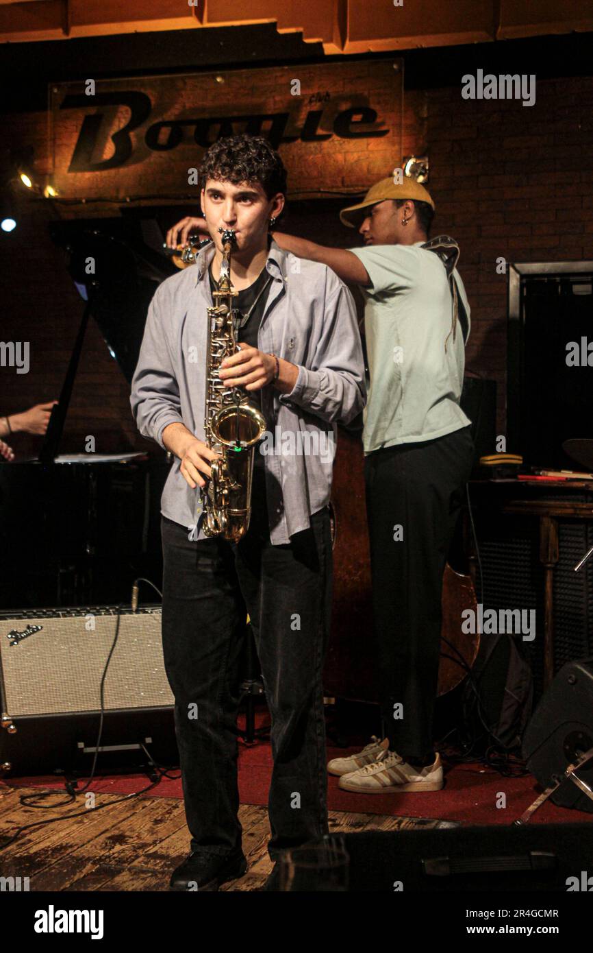 27 de mayo de 2023, Roma, Lazio, Italia: Noche final de la 2nd edición del Concurso de Jazz de Roma en el Boogie Club Jazz Live en Roma. Los ganadores de esta edición fueron: 1st Lucia Filaci - cantante, 2nd Dario Piccioni - contrabajo, 3rd Dario Fagiolo - saxofonista. El jurado estuvo compuesto por: Bruno Biriaco, Danilo Rea, Javier Girotto, Brende Pretorius, Alfredo Santoloci. Además de ellos, los otros finalistas fueron: Emanuela Sweater, Nicola Tariello, Marianna Voloscina, Matteo Brandani, Aneliya Atanasova, A cargo de Sonia Ziccardi. (Imagen de crédito: © Daniela Franceschelli/Pacific Press vía ZUMA Press Wire) EDITOR Foto de stock