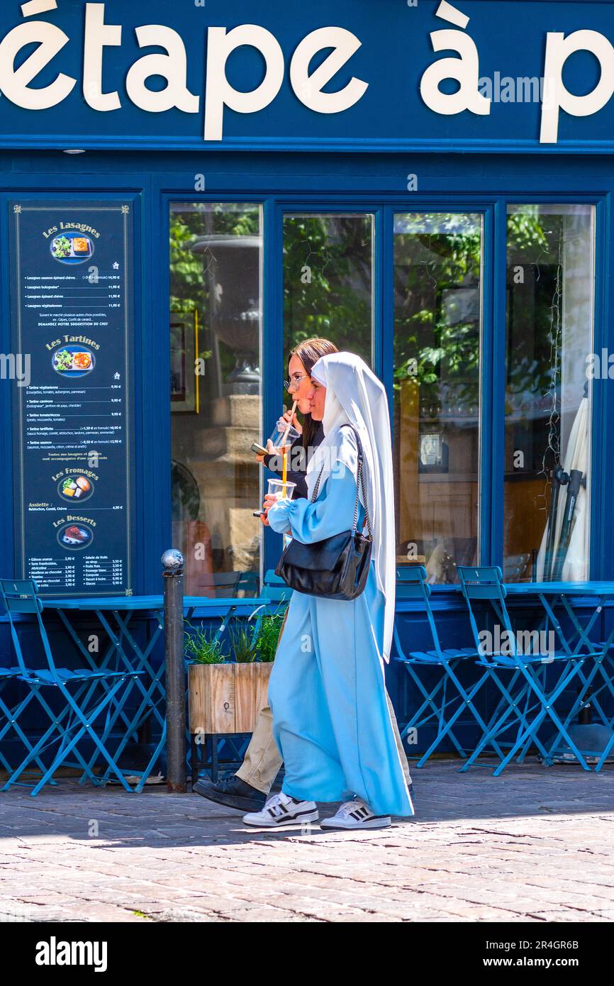 Dos mujeres jóvenes caminando por el centro de la ciudad / en árabe en ropa tradicional - Tours, Indre-et-Loire (37), Francia. Foto de stock