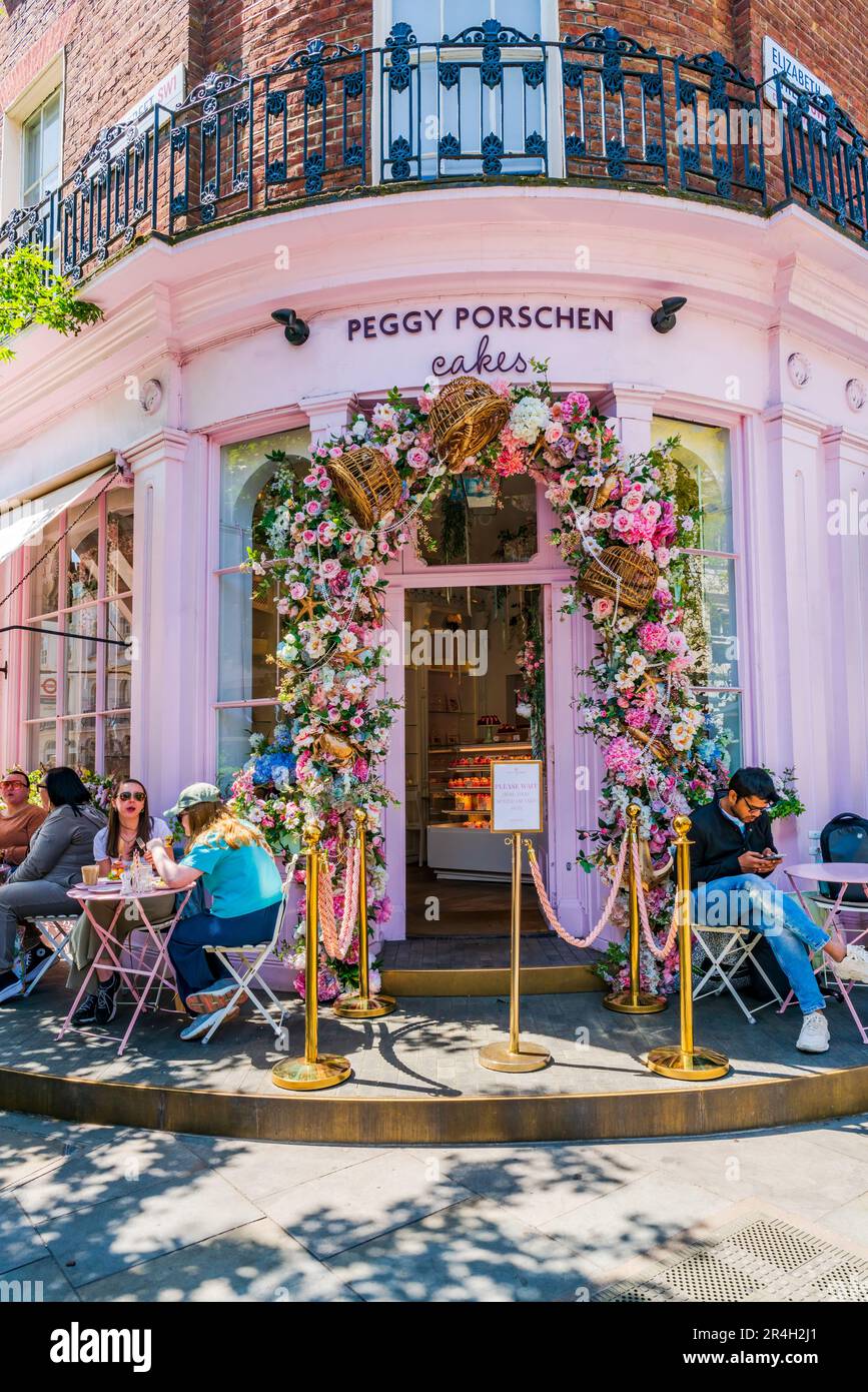LONDRES, Reino Unido - 26 DE MAYO de 2023: Una espectacular exposición floral decora la ventana de la panadería Peggy Porschen en Chelsea durante el concurso Chelsea in Bloom Foto de stock