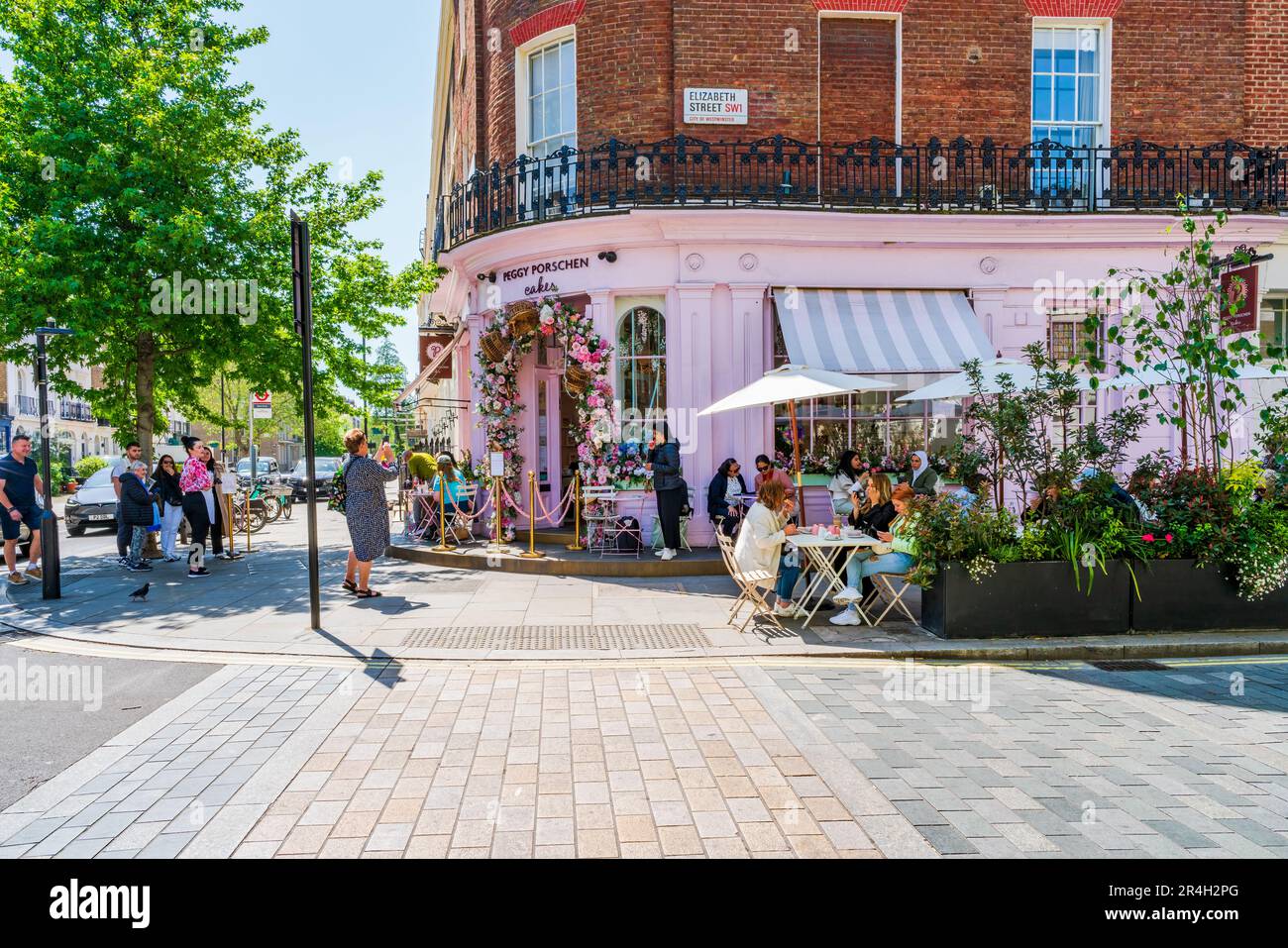 LONDRES, Reino Unido - 26 DE MAYO de 2023: Una espectacular exposición floral decora la ventana de la panadería Peggy Porschen en Chelsea durante el concurso Chelsea in Bloom Foto de stock