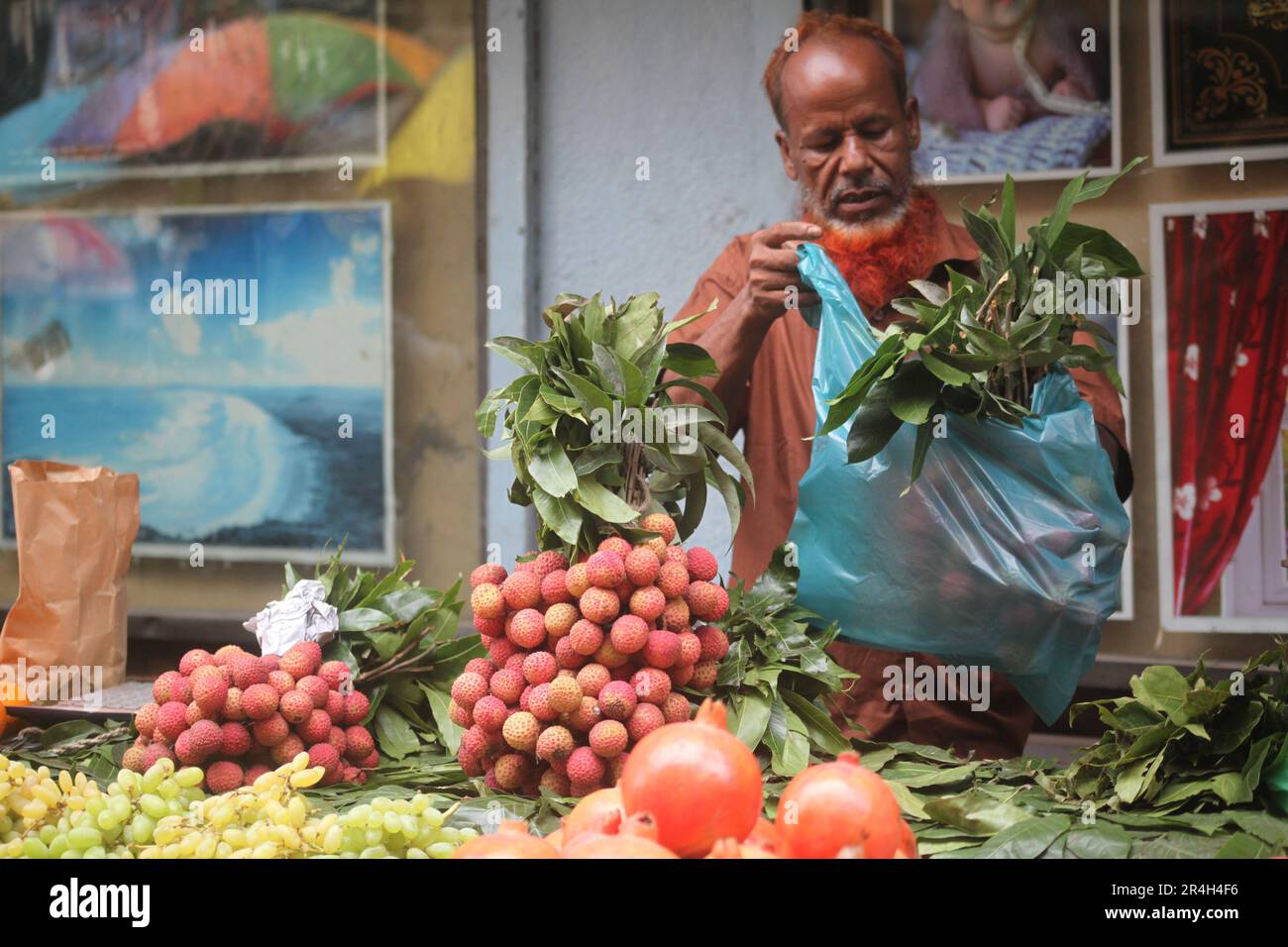 Dhaka, Bangladesh. Vendedor bangladesí vende frutas en un mercado callejero en Dhaka, Bangladesh el 25 de mayo de 2023. Bangladesh importa alrededor de 1,58 millones de kilogramos Foto de stock