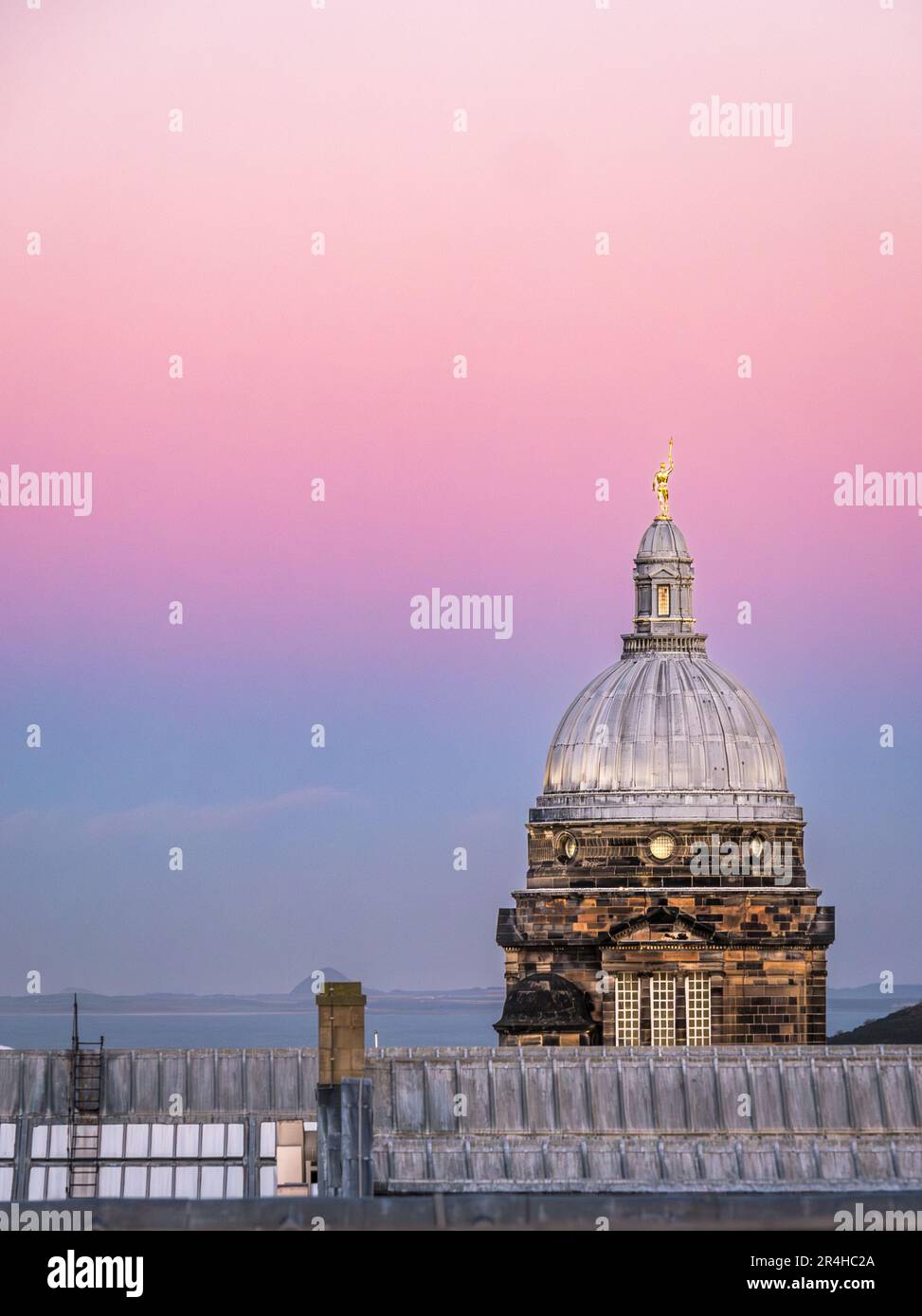 Vista del atardecer del horizonte de la azotea, cúpula del Old College, Universidad de Edimburgo, Edimburgo, Escocia, Reino Unido, con cielo rosa Foto de stock