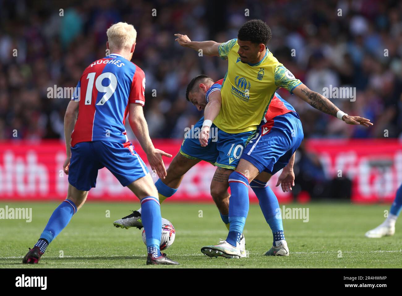 Morgan Gibbs-White (centro), de Nottingham Forest, lucha por el balón con Will Hughes (izquierda) y Joel Ward de Crystal Palace durante el partido de la Premier League en Selhurst Park, Londres. Fecha de la fotografía: Domingo 28 de mayo de 2023. Foto de stock