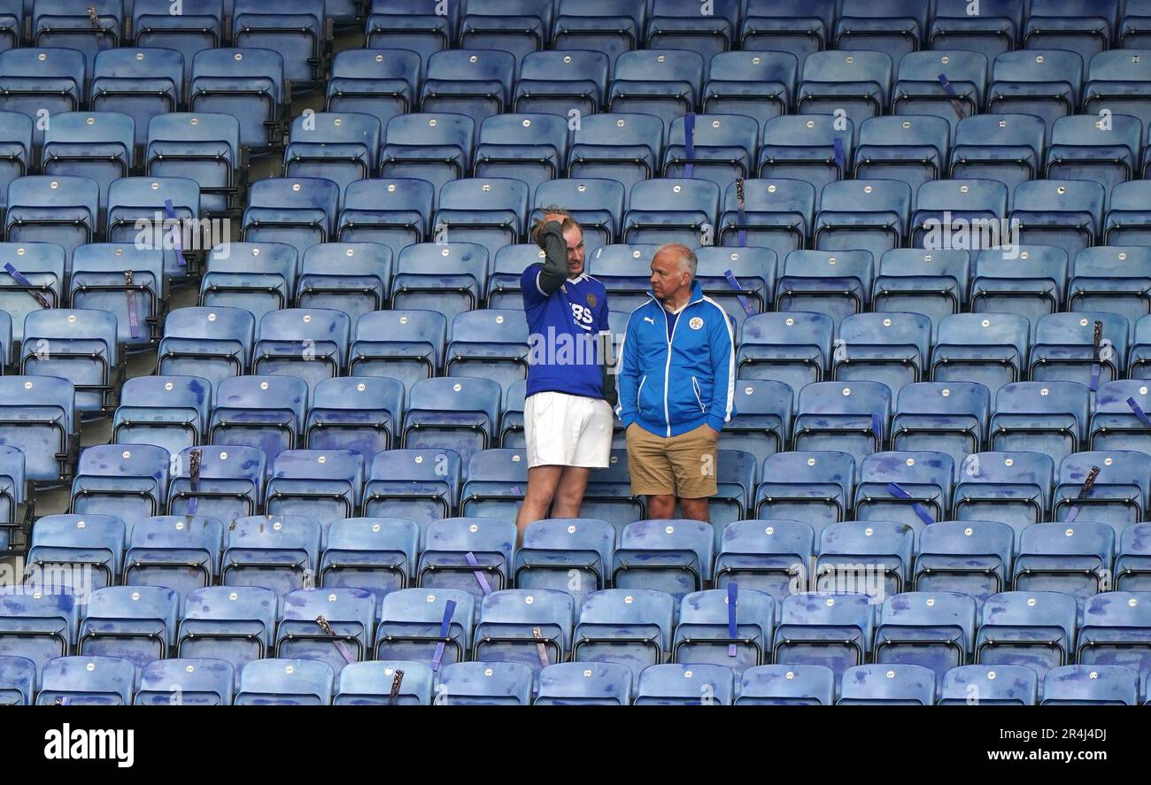 Los fanáticos del Leicester City se ven abatidos después del partido de
