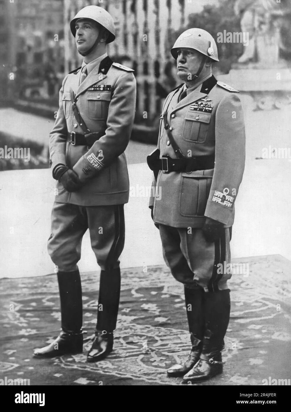 1939, el príncipe de Saboya, junto con el dictador italiano Benito Mussolini (il Duce) en Roma durante la conmemoración del soldado desconocido. Foto de stock