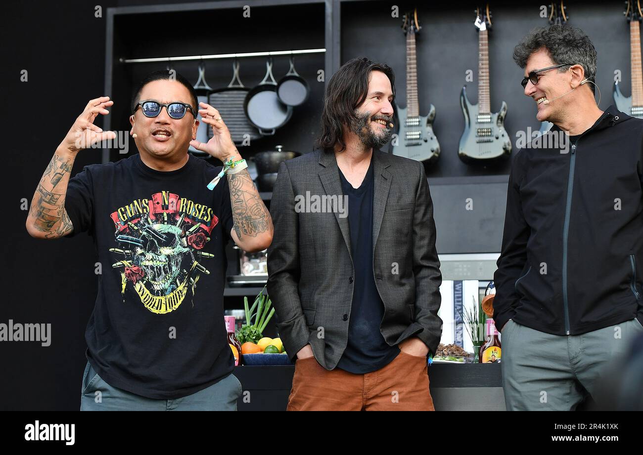 https://c8.alamy.com/compes/2r4k1xk/napa-ee-uu-27th-de-mayo-de-2023-roy-choi-keanu-reeves-y-robert-mailhouse-hablaron-en-el-escenario-de-william-sonoma-culinary-durante-bottlerock-en-napa-valley-expo-el-27-de-mayo-de-2023-en-napa-california-foto-casey-flanigan-imagespace-sipa-usa-credito-sipa-usa-alamy-live-news-2r4k1xk.jpg