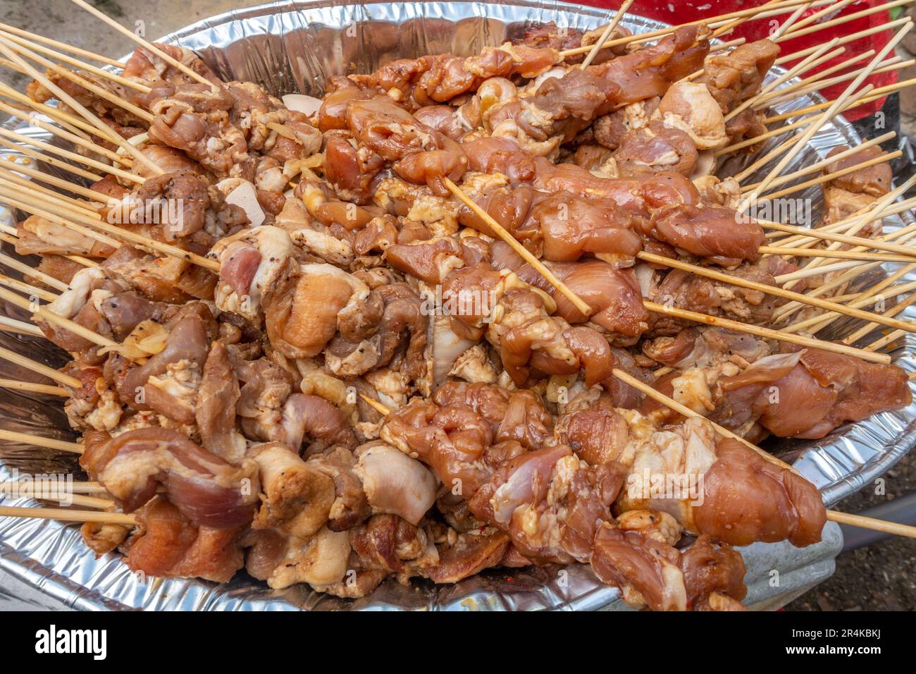Una gran bandeja de barbacoa filipina, cerdo marinado empujado sobre brochetas, listo para cocinar Foto de stock