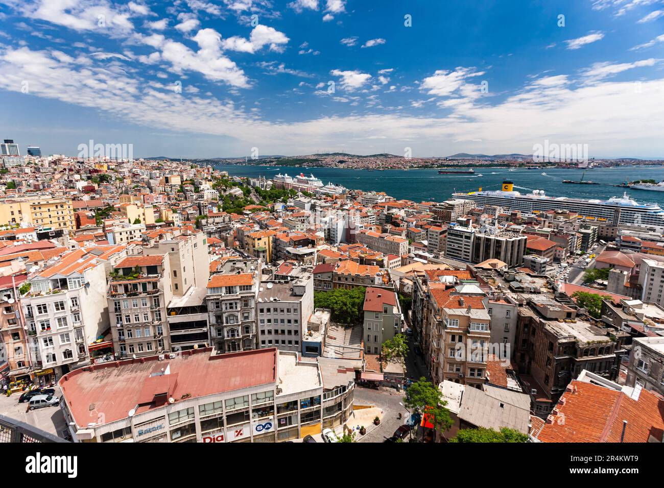 Estrecho del Bósforo y paisaje urbano, desde la torre de Gálata (kulesi), lado europeo, Estambul, Turquía Foto de stock