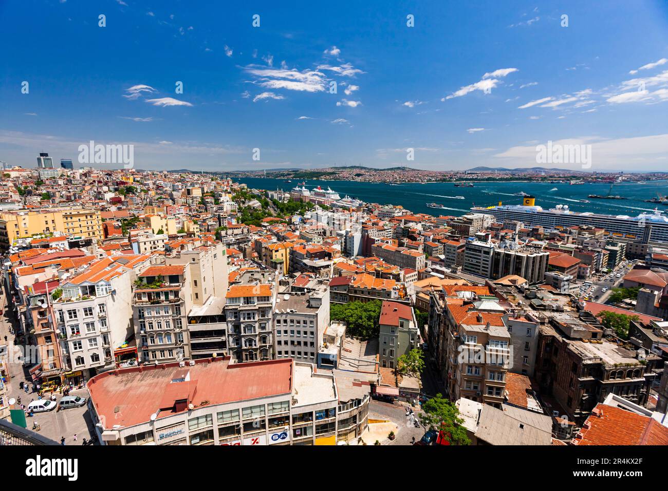 Estrecho del Bósforo y paisaje urbano, desde la torre de Gálata (kulesi), lado europeo, Estambul, Turquía Foto de stock