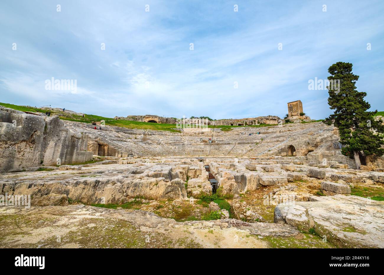 Vista frontal al auditorio del Teatro Griego Antiguo (Teatro Greco) en Siracusa. Sicilia, Italia Foto de stock