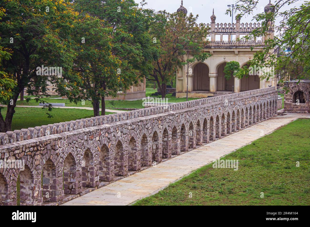 Corredor entre las estructuras de la tumba y el jardín paisajístico en el Parque Arqueológico