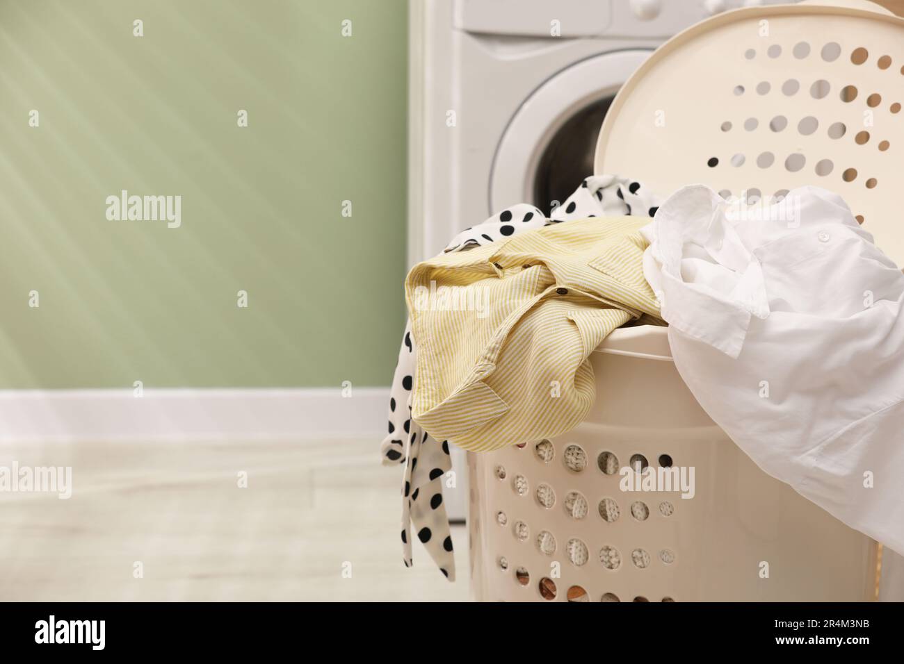 Cesta de lavandería con ropa limpia y colorida aislada en blanco Fotografía  de stock - Alamy