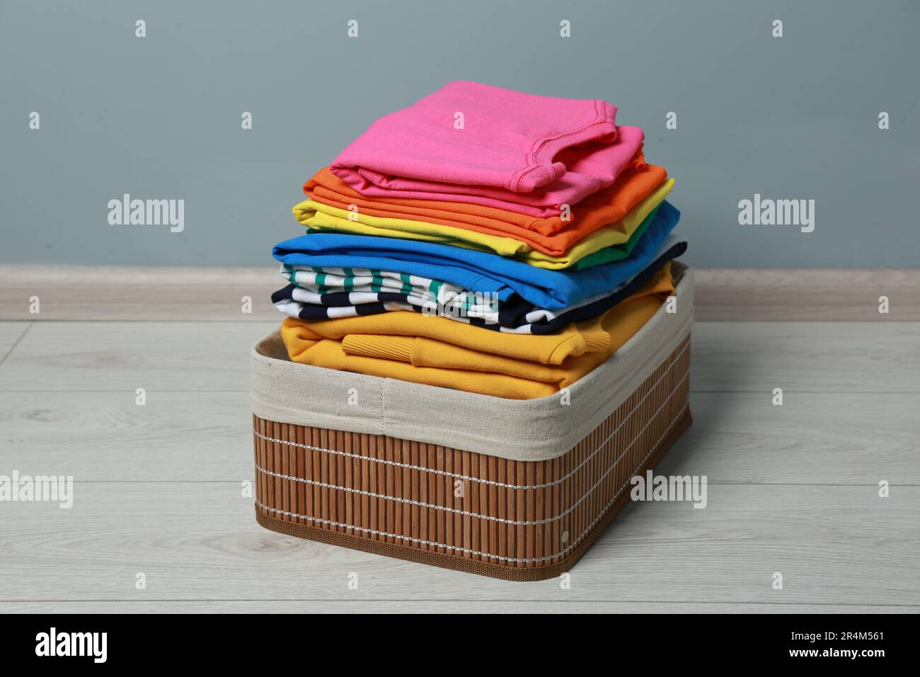 Servicio de lavandería cesta de mimbre con la pila llena de colorido  plegada listo para planchar ropa limpia con una etiqueta manuscrita en el  lado Fotografía de stock - Alamy