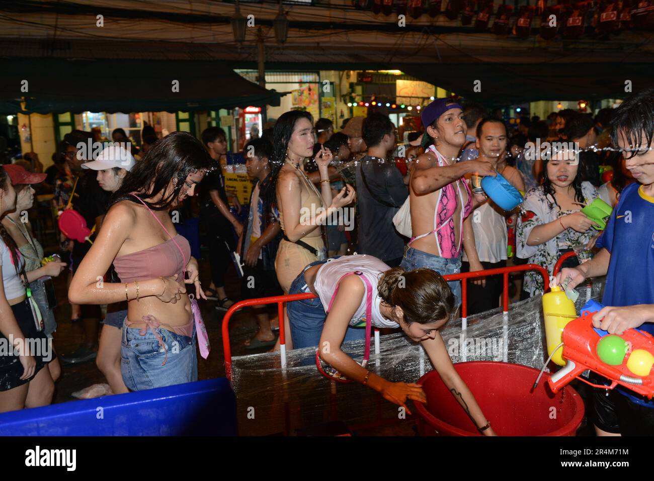 Salpicaduras de agua durante las celebraciones de Songkran ( Año Nuevo tailandés ) en Khaosan Road, Banglamphu, Bangkok, Tailandia. Foto de stock
