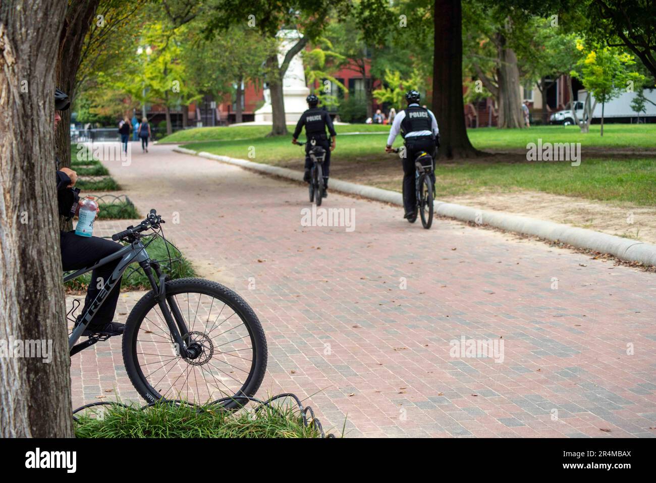 Policía del Servicio Secreto en bicicletas en Lafayette Park Washington DC Foto de stock