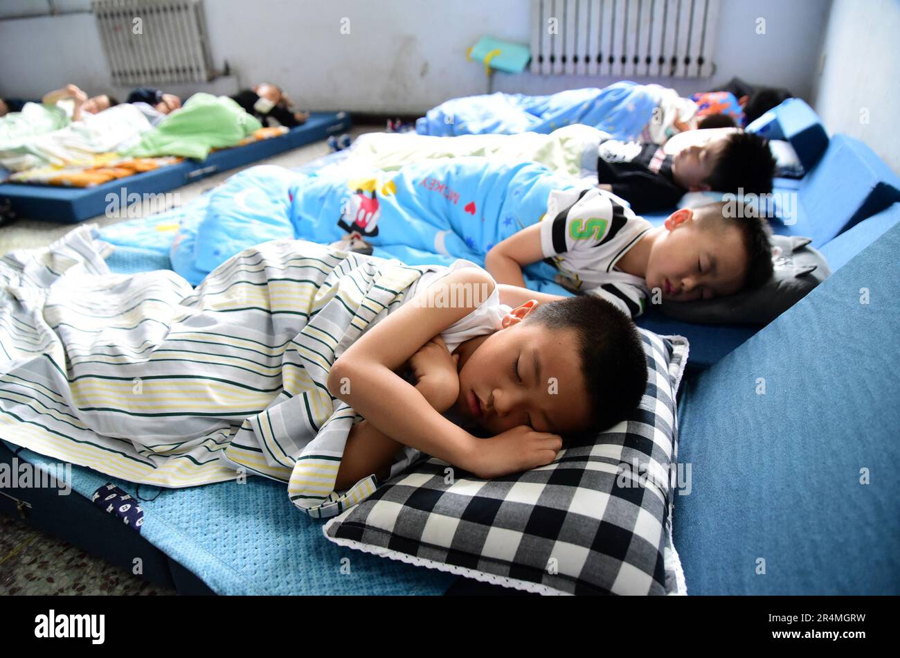 HANDAN, CHINA - 29 DE MAYO de 2023 - Los estudiantes de escuela primaria  usan COLCHONETAS para dormir