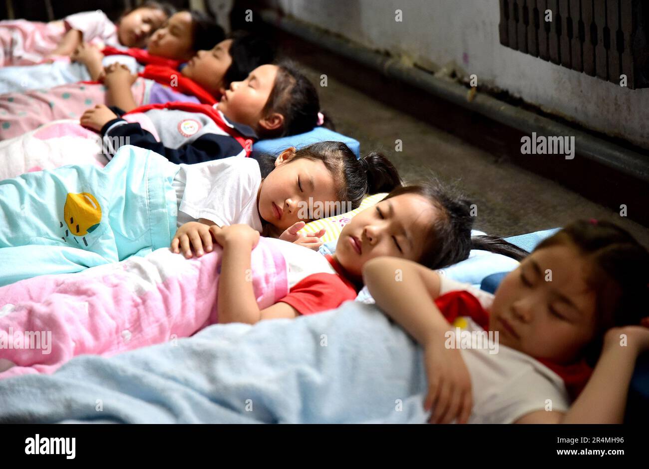 Handan, China. 29th de mayo de 2023. HANDAN, CHINA - 29 DE MAYO de 2023 -  Estudiantes de primaria usan COLCHONETAS para dormir durante su almuerzo en  Handan, provincia de Hebei, en
