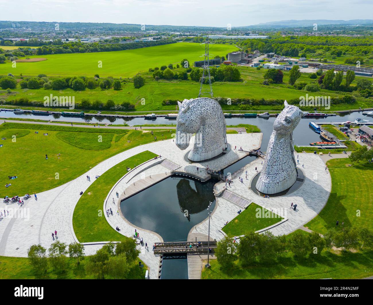 Vista aérea de las esculturas de caballos Kelpies en el parque Helix en Falkirk, Escocia, Reino Unido Foto de stock