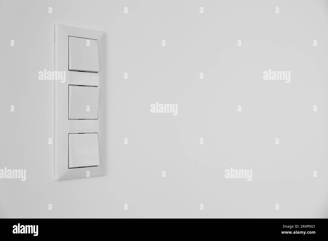 Interruptores modernos en pared blanca Fotografía de stock - Alamy