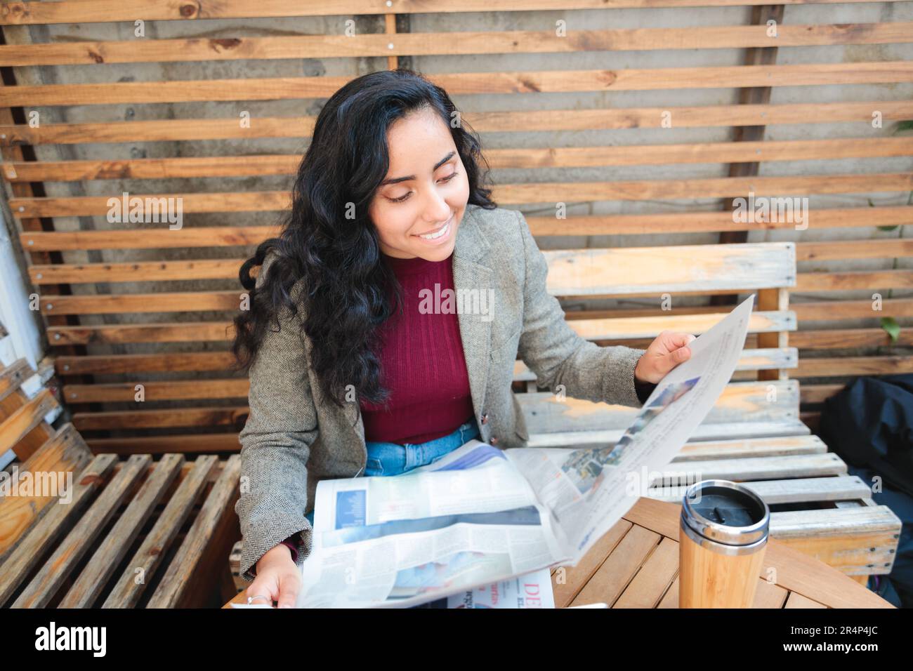 Búsqueda de trabajo en estilo: Mujer latina joven en busca de oportunidades  de empleo en un café acogedor Fotografía de stock - Alamy