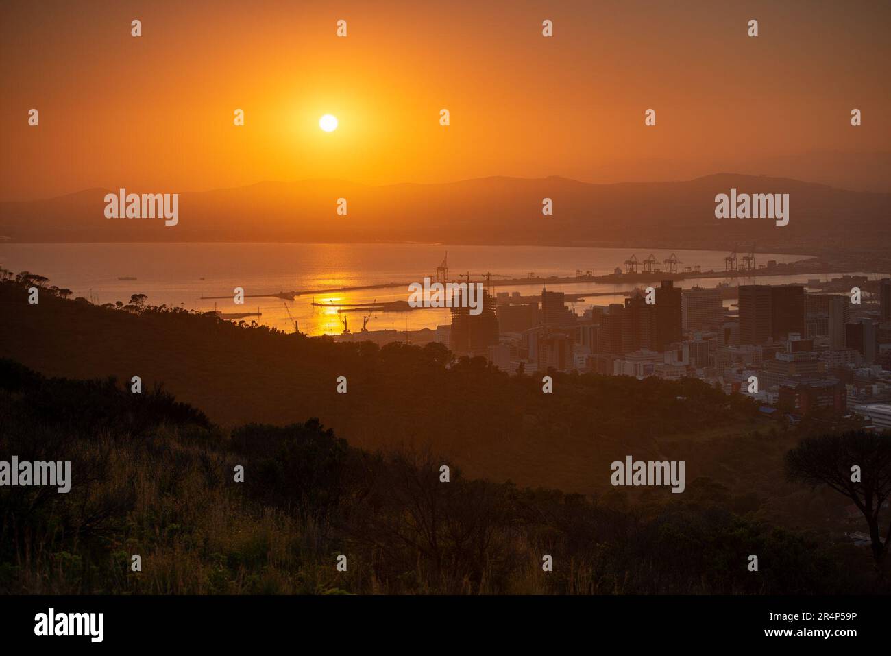 Salida del sol sobre el puerto de Ciudad del Cabo, oeste del Cabo, Sudáfrica Foto de stock