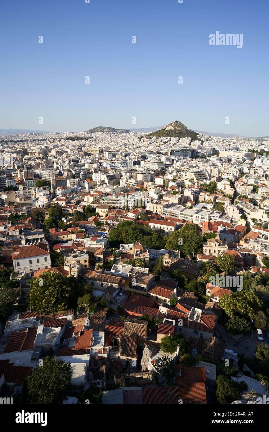 Atenas, Grecia, vista desde la Acrópolis, que muestra el Monte Lycabettus. Foto de stock
