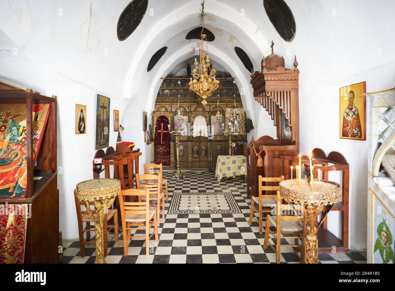 Interior de una iglesia ortodoxa griega tradicional Foto de stock