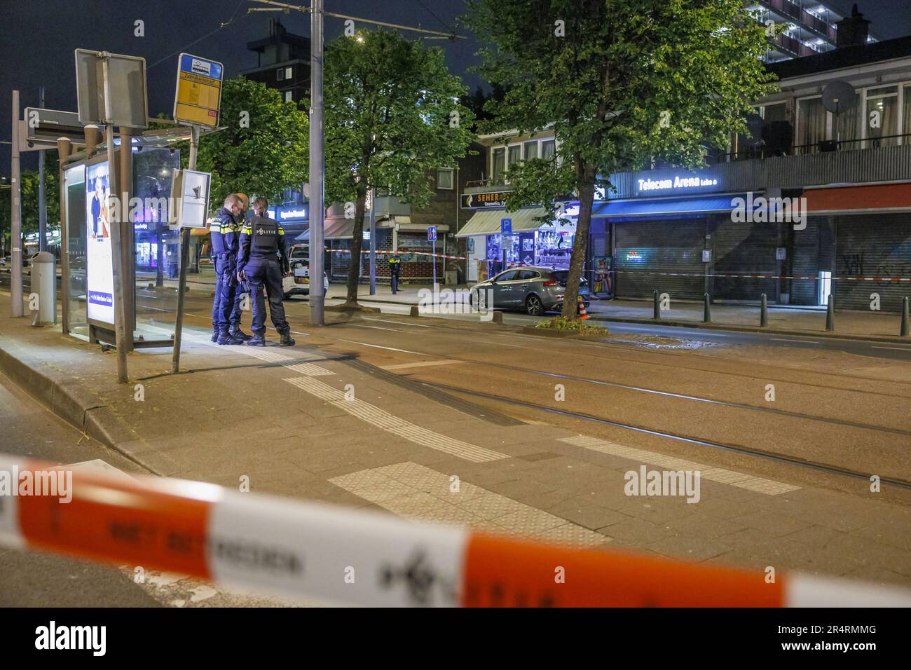 ROTTERDAM - Oficiales de policía en una casa de té en Schiedamseweg donde ocurrió una explosión. En las últimas semanas se han producido más de cincuenta explosiones en la región de Rotterdam, más que en todo el año pasado. ANP MEDIATV países bajos FUERA - bélgica FUERA Foto de stock