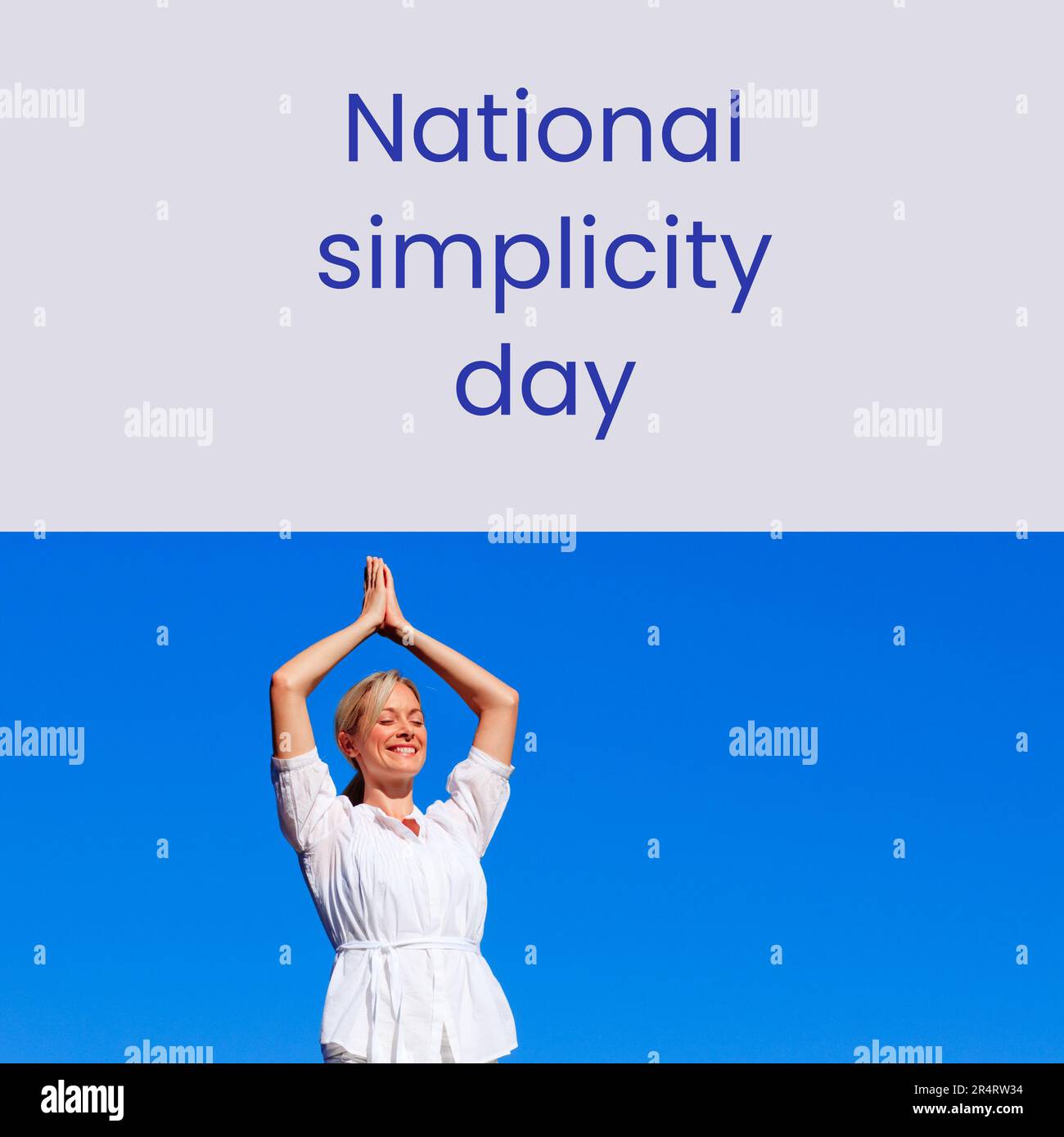 Composición del texto nacional del día de la simplicidad sobre la mujer caucásica practicando yoga contra el cielo azul Foto de stock