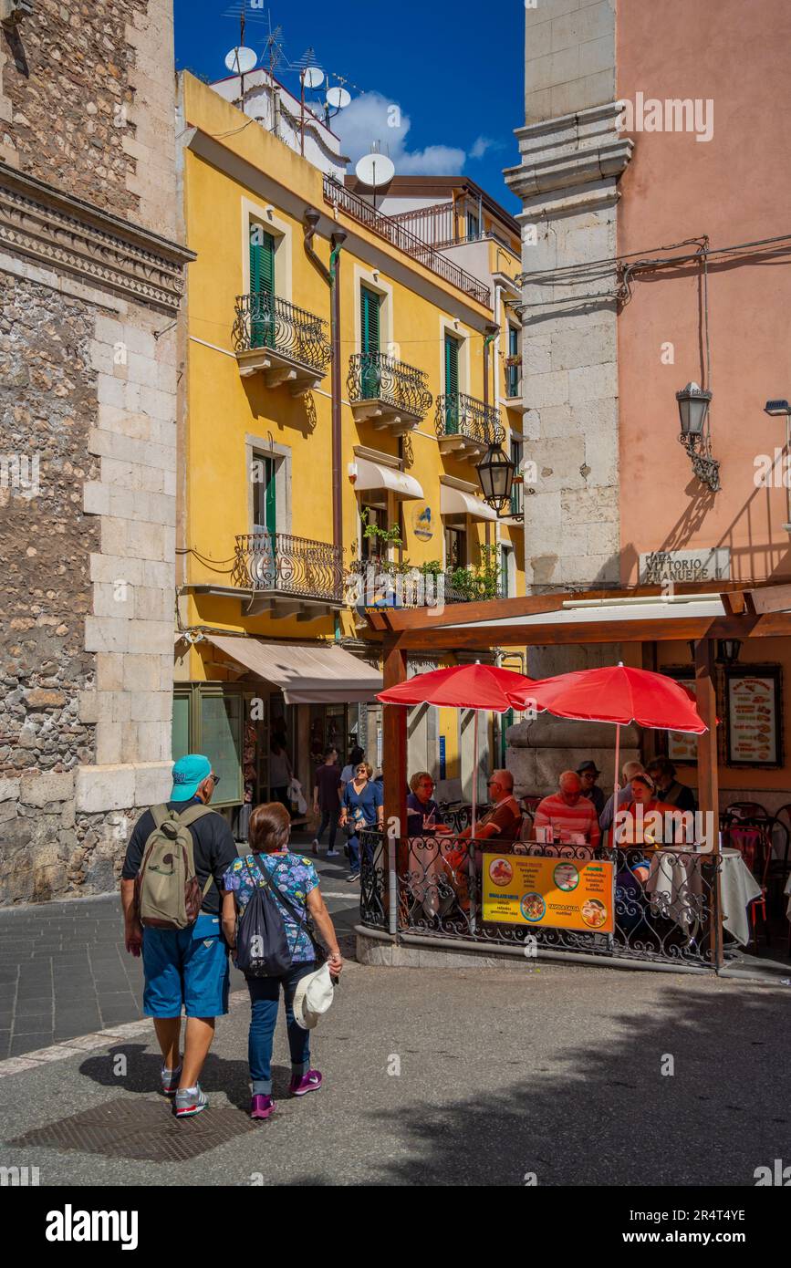 Vista del restaurante de la cafetería en la calle colorida en Taormina, Taormina, Sicilia, Italia, Europa Foto de stock