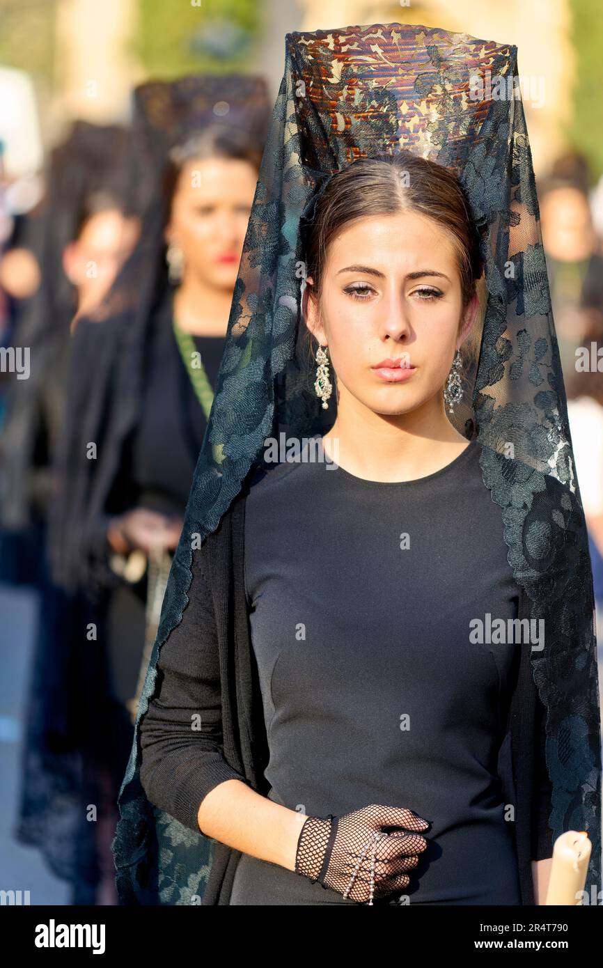 Mujer Usando Un Tocado De Negro De Encaje Foto de stock y más banco de  imágenes de Semana Santa - Semana Santa, Sevilla, Color negro - iStock