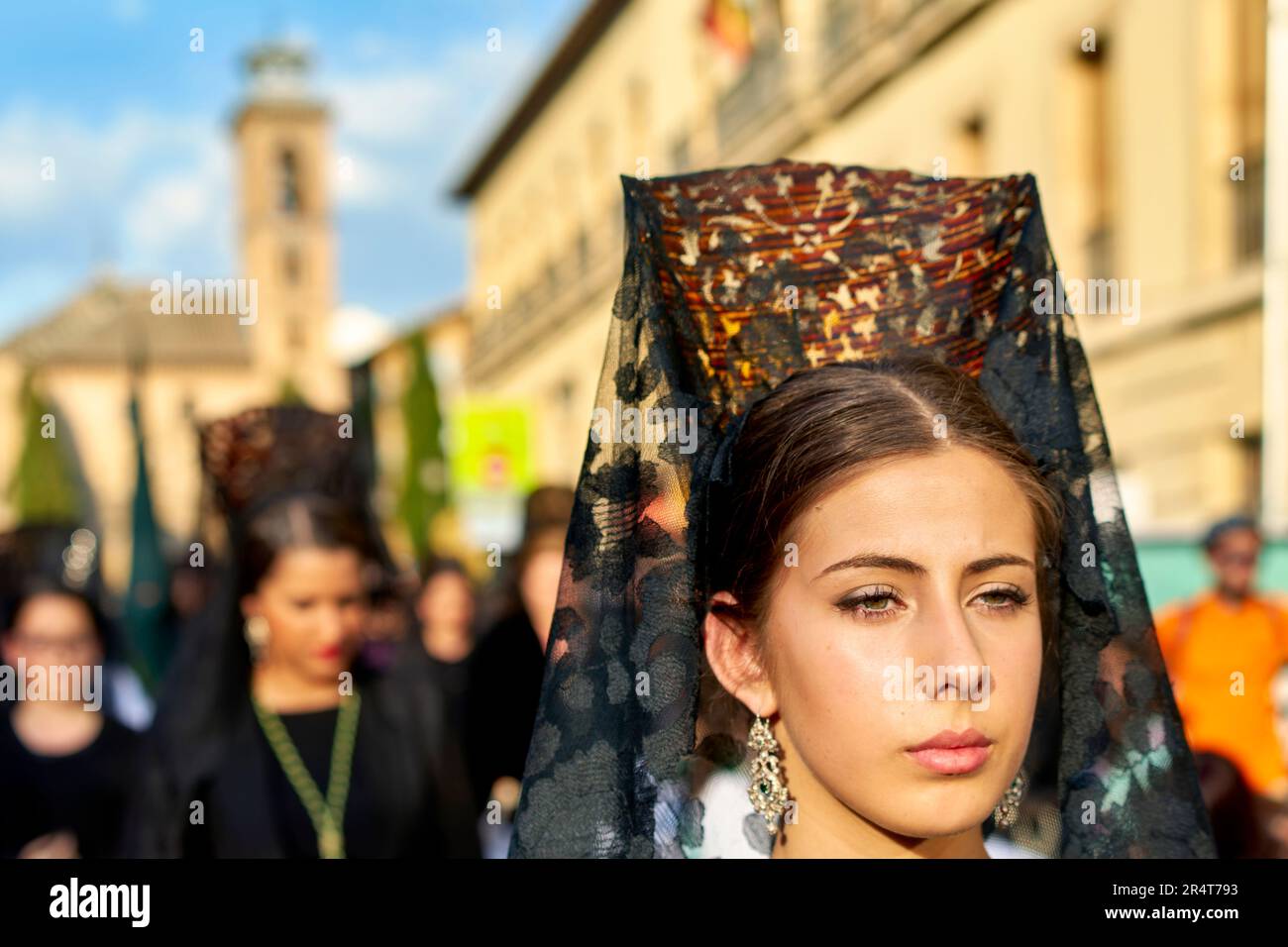 Andalucía España. Procesión en la Semana Santa de Granada. Mujer que usa mantilla (vestido negro) y peineta (peine alto) Foto de stock