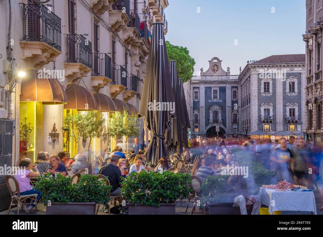 Vista de la cena al aire libre en el restaurante en Piazza Duomo al atardecer, Catania, Sicilia, Italia, Europa Foto de stock