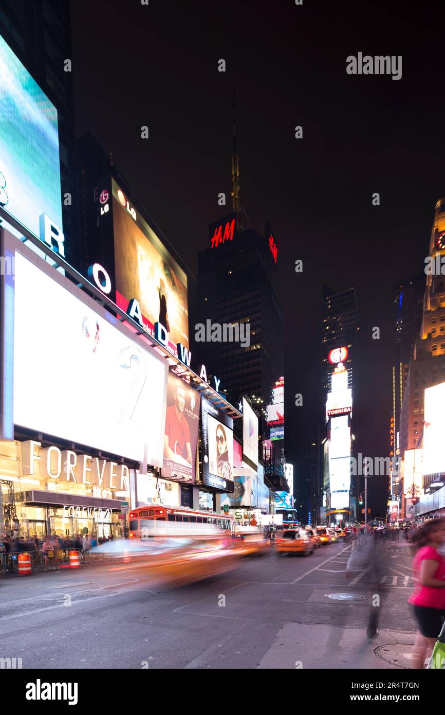 EE.UU., Nueva York, taxis amarillos y vallas publicitarias de neón en Times Square. Foto de stock