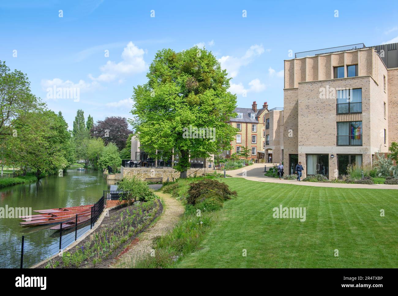 El muelle de punt y el edificio Anniversary (derecha) en St Hilda's College, Universidad de Oxford, Reino Unido Foto de stock