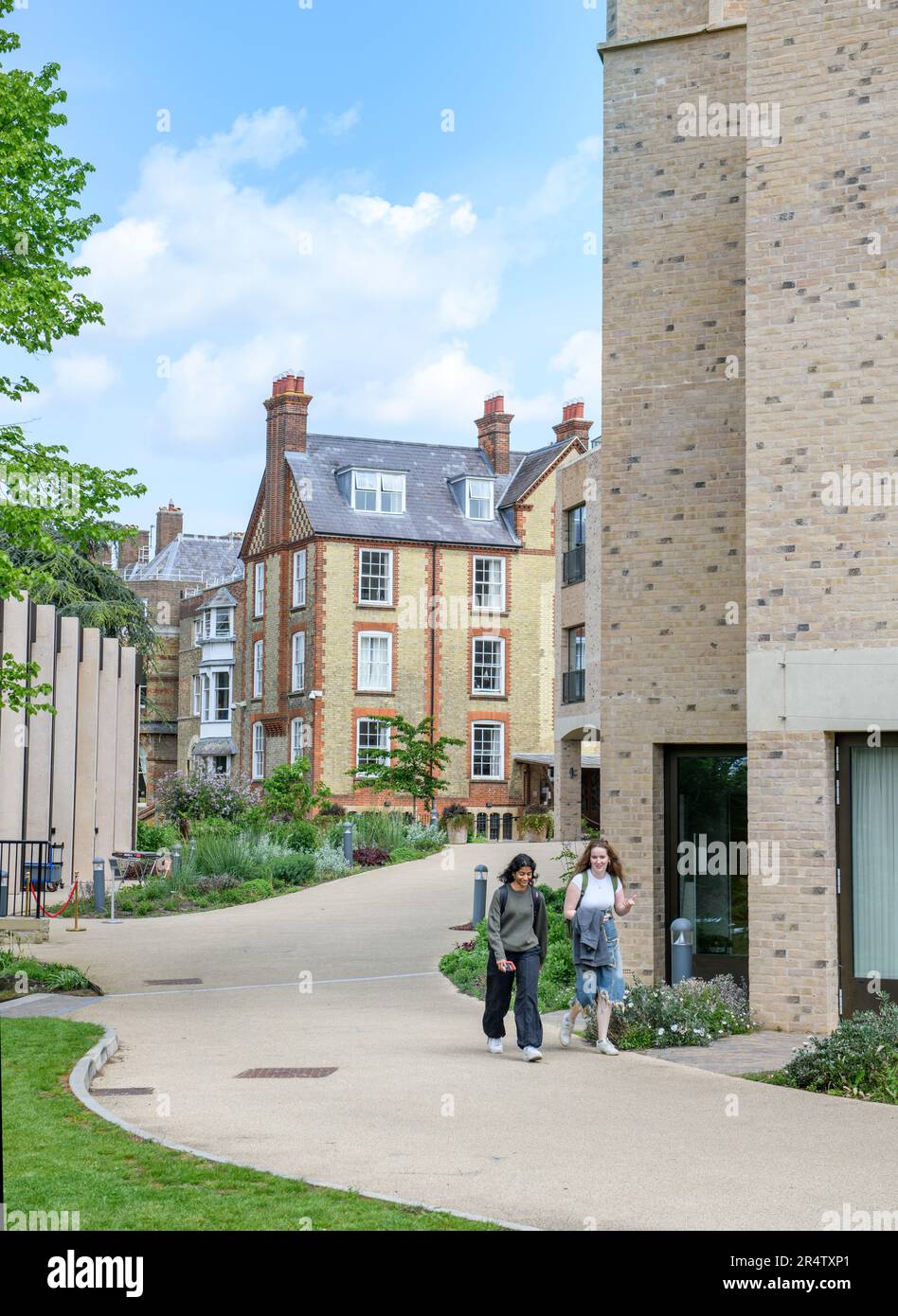 Estudiantes por el edificio del aniversario (derecha) en St Hilda's College, Universidad de Oxford Reino Unido Foto de stock