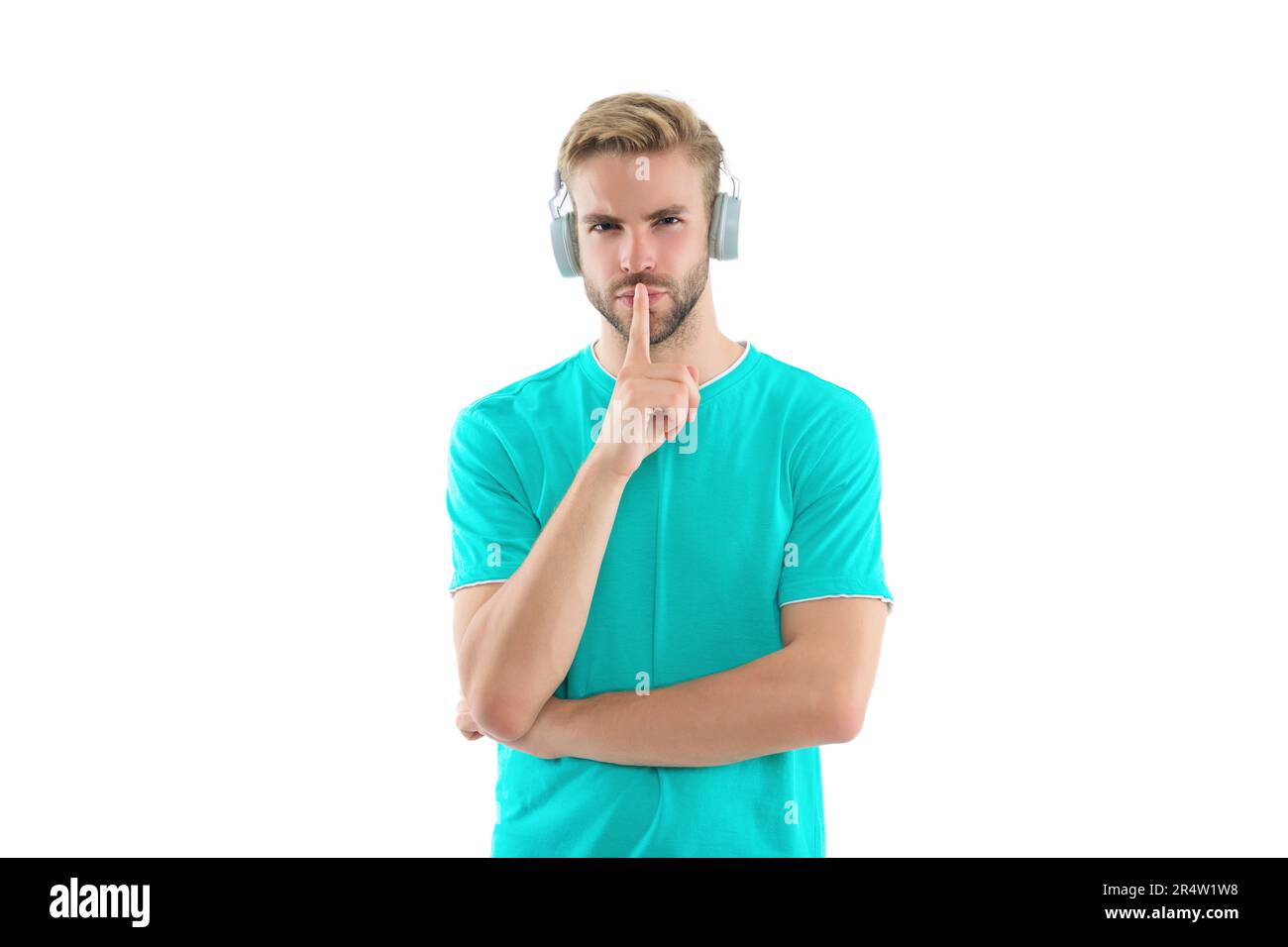 hombre en auriculares de música en el fondo, silencio. hombre en auriculares  de música en el estudio Fotografía de stock - Alamy