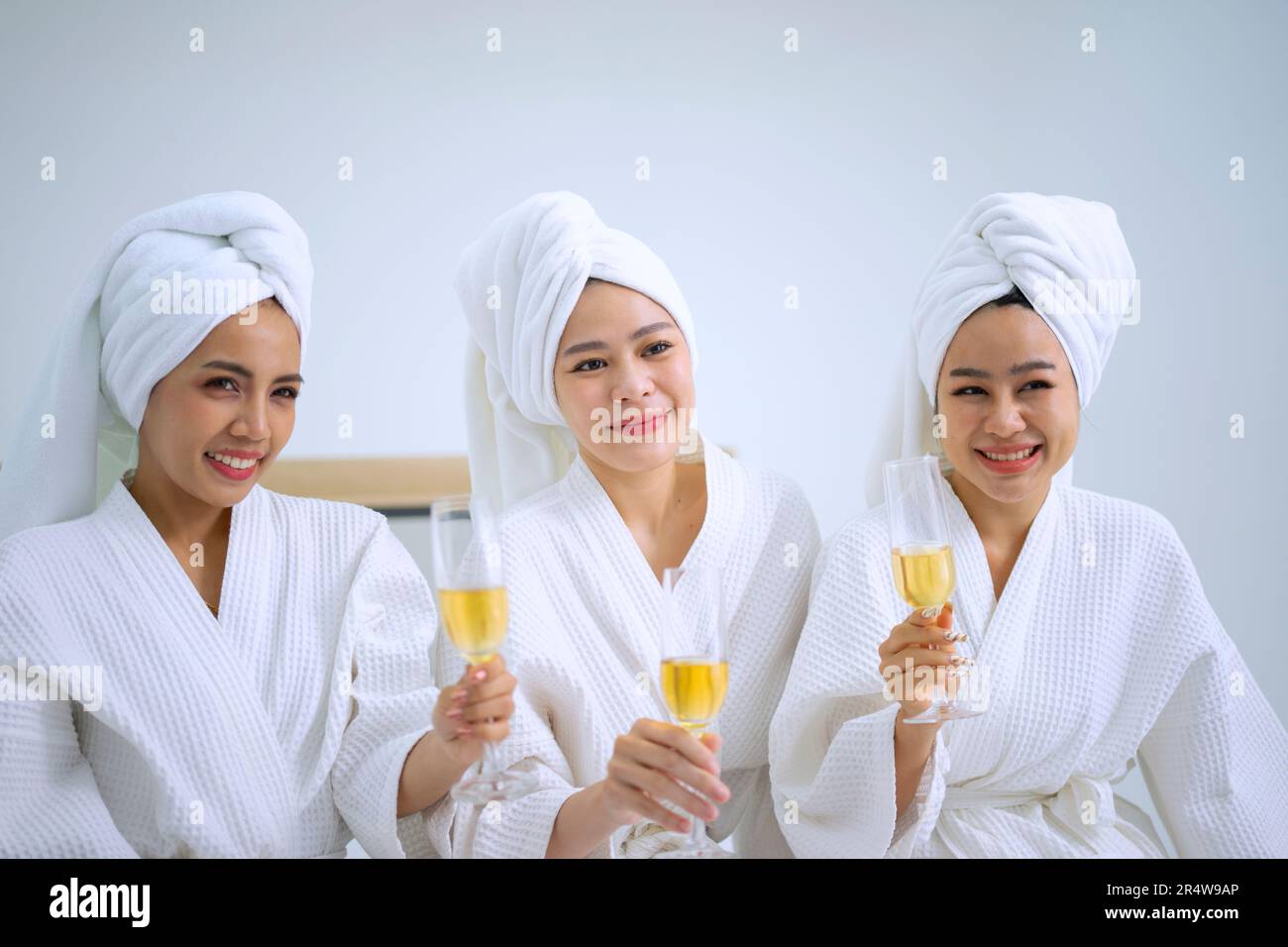 Las mujeres guapas pasan tiempo en el resort y en el hotel spa. Concepto de viaje y actividad de ocio. Foto de stock