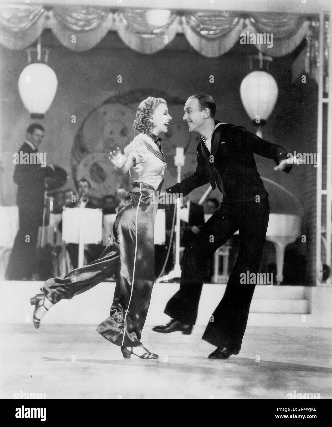 Siga la flota es una película de comedia musical de Hollywood de 1936 con un tema náutico protagonizada por Fred Astaire y Ginger Rogers con música y letra de Irving Berlin. La película fue dirigida por Mark Sandrich y estaba basado en el juego de 1922 permiso en tierra por Hubert Osborne. Foto de stock